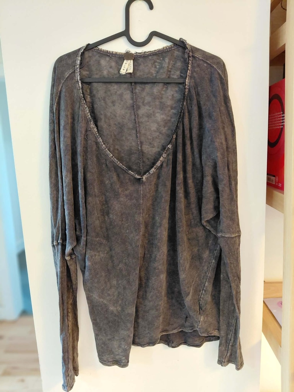 Free People - We The Free - Washed Gray Long Sleeve V-Neck Women's Top - Large